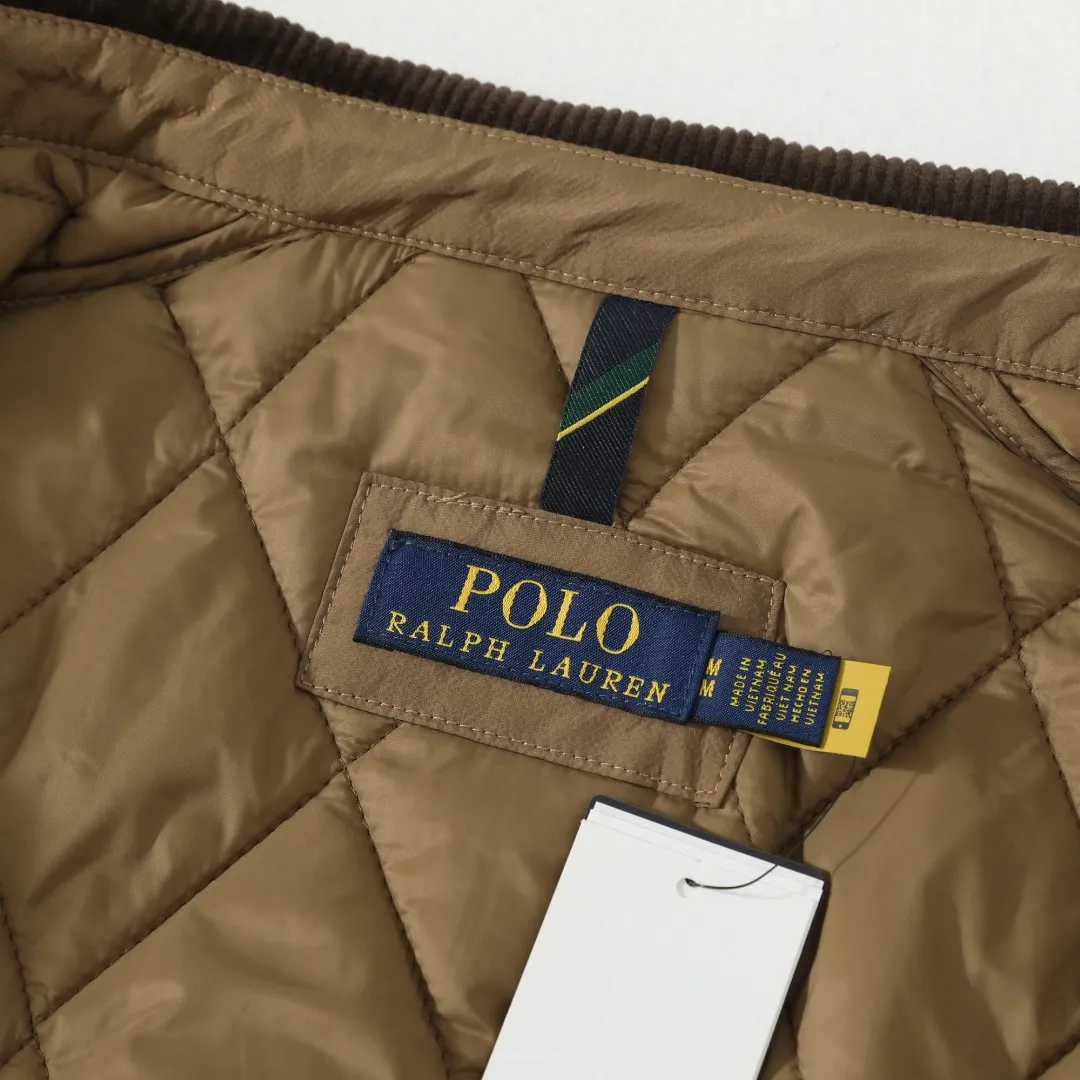 P370 #59 Ralph Lauren classic rhombus quilted cotton jacket for men and women. Inspired by retro workwear, it blends with contemporary British style. The imported machine-pressed rhombus quilting is accurately aligned, and the three-dimensional H-shaped tailoring is neat and slim. It is not bulky when layered in autumn and winter, and still maintains a light style.  Texture is reflected in the details: customized metal buckles, corduroy lapels, breathable eyelets under the arms, and slits on the hem, all replicating the brand's high-end genes. All excipients are standardized!  Five colors to choose from: black/khaki/brown/green/navy blue, easy to switch between commuting, leisure, and travel occasions. Function and appearance coexist: 37.5°C temperature control black technology, breathable and moisture-proof, anti-slip cotton patented fabric, temperature-locking, soft and waxy, durable and stylish. A retro warm-keeping item that can handle low temperatures calmly. The details are all made of craftsmanship, and the style has no limits. It has a classy look that will turn heads.  Color: Khaki Black Navy Green Brown Size: S M L